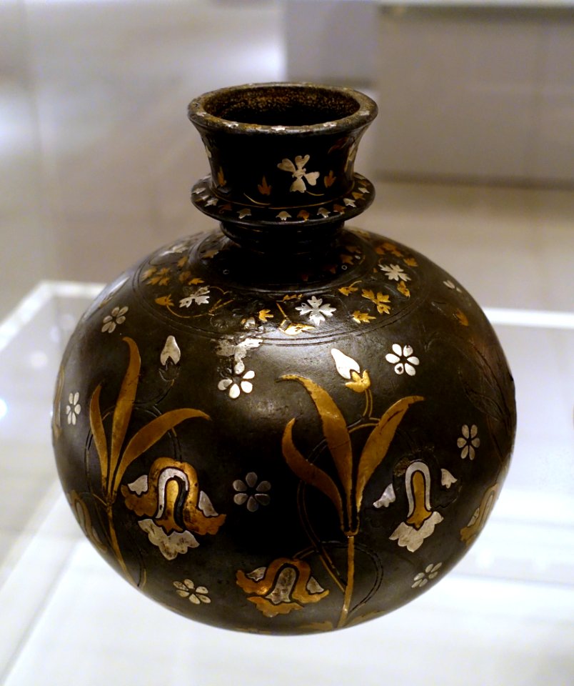Vessel of a water pipe (huqqa), Deccan, Bidar, 17th century, zinc inlaid with silver and brass - Ethnological Museum, Berlin - DSC01559