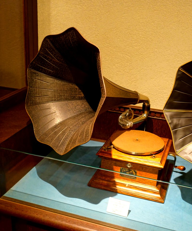 Victor V-2, Victor Talking Machine Co., USA, 1903 - Kanazawa Phonograph Museum - Kanazawa, Japan - DSC01006