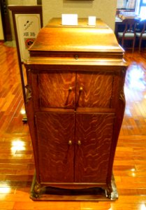 Victrola VV-XVI, Victor Talking Machine Co., USA, 1907 - Kanazawa Phonograph Museum - Kanazawa, Japan - DSC01080