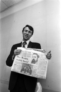 Victor Stern (zoon van de Russische arts Michail Stern) met een krant met het be, Bestanddeelnr 929-0772