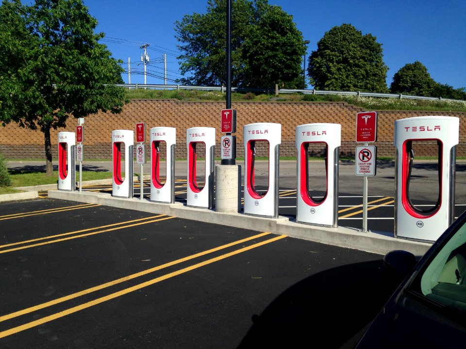 Victor NY (Rochester) Tesla supercharging station 03