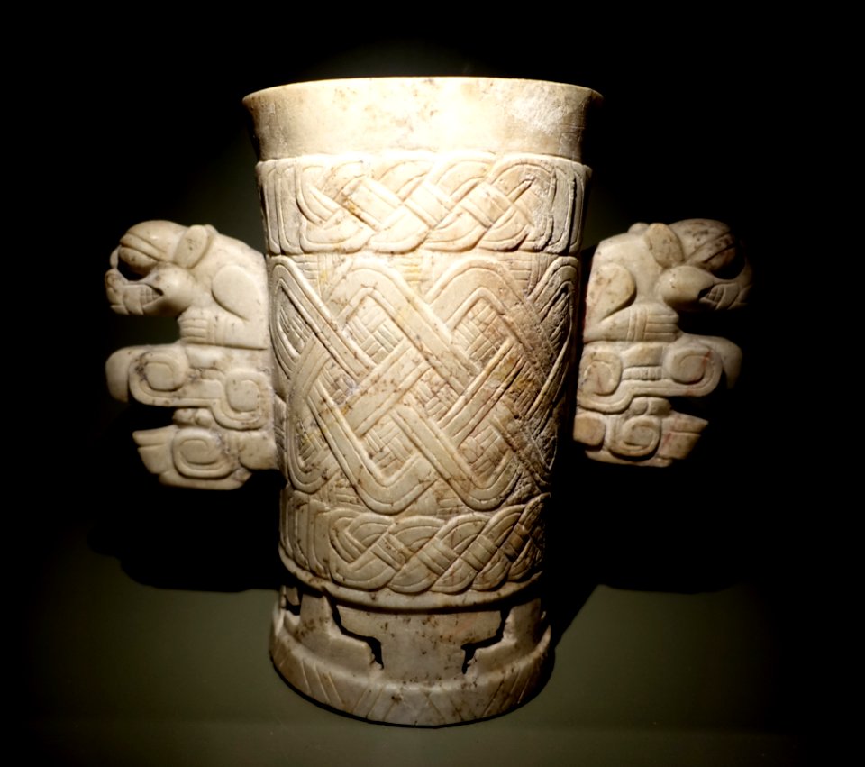 Vessel with jaguar and monster head flanges, Maya, Ulua Valley, Hondura, Late Classic period, c. 600-900 AD, stone - Dallas Museum of Art - DSC04652