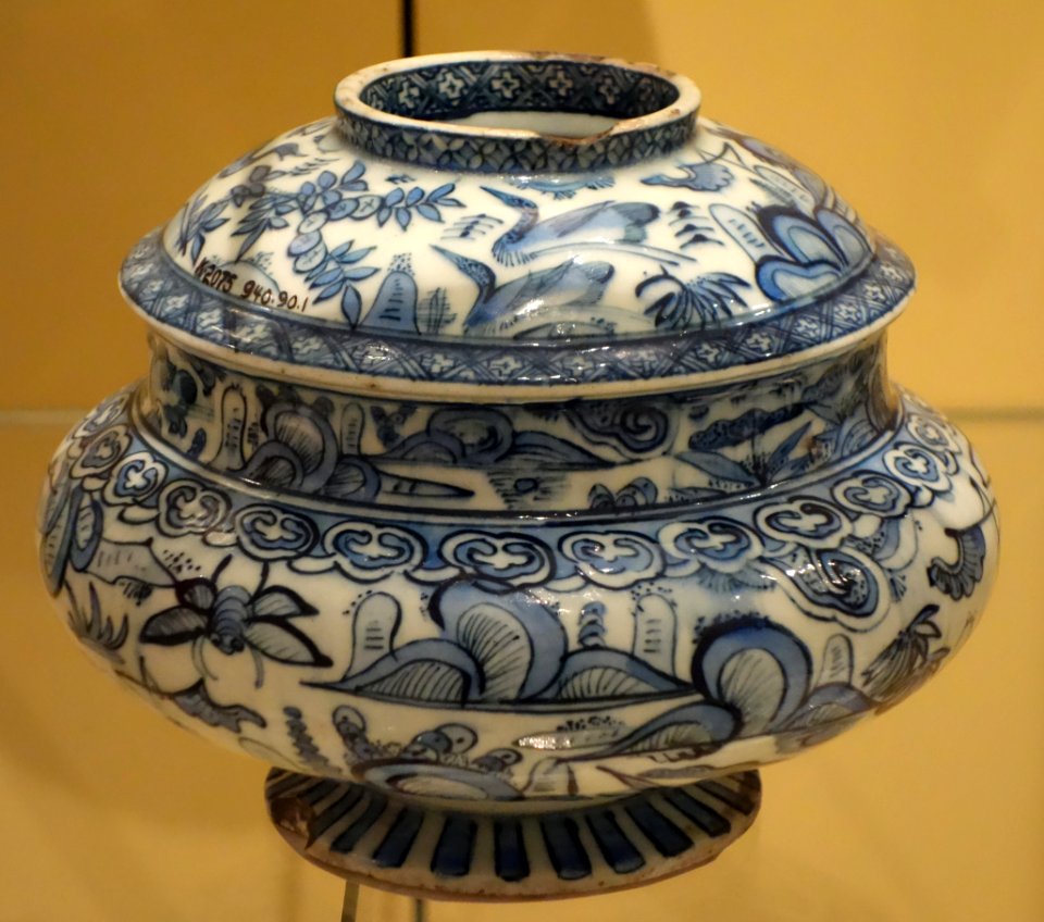 Vessel with a squat body and flaring neck, Iran, Mashhad, mid 17th century, underglaze-painted stonepaste - Royal Ontario Museum - DSC04706