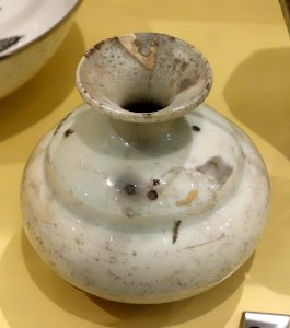 Vessel with a squat body and flaring neck, Iran, mid 17th century, glazed stonepaste - Royal Ontario Museum - DSC04715
