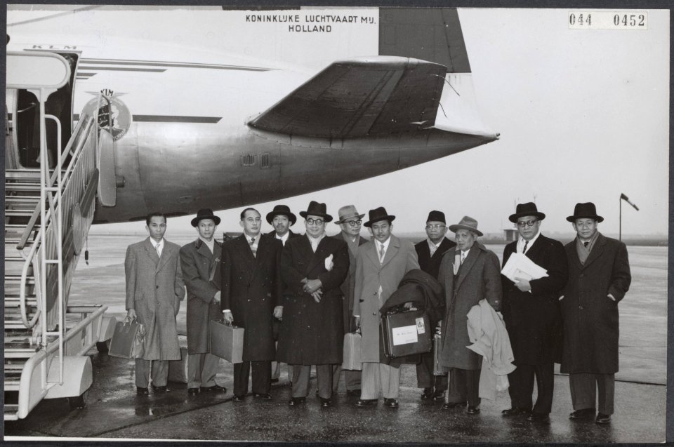 Vertrek van de Indonesische delegatie van Schiphol naar Genève, waar de Nederlan, Bestanddeelnr 044-0452