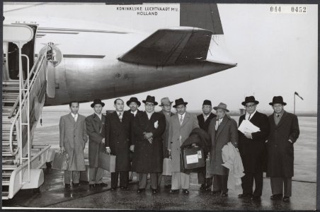 Vertrek van de Indonesische delegatie van Schiphol naar Genève, waar de Nederlan, Bestanddeelnr 044-0452