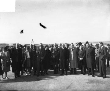 Vertrek van de H.V.K. de heer A. H. J. Lovink met medewerker jhr. H. Teixeira de, Bestanddeelnr 903-4054