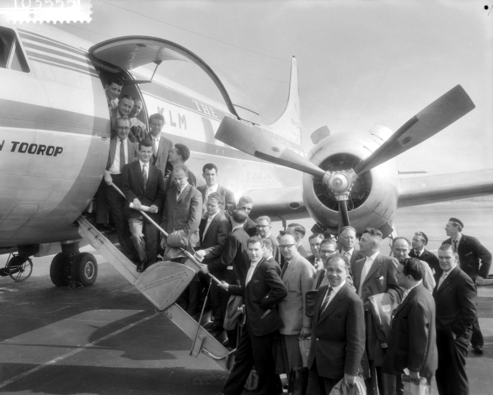 Vertrek van het Nederlands elftal van Schiphol naar Turkije, het elftal op de vl, Bestanddeelnr 910-3555