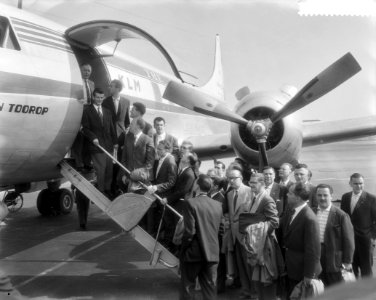 Vertrek van het Nederlands elftal van Schiphol naar Turkije, Bestanddeelnr 910-3554