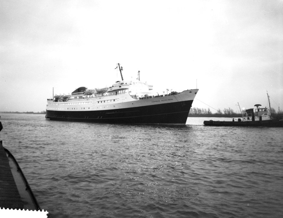 Vertrek van het MS Koningin Wilhelmina van de werf Merwede te Hardinxveld naar, Bestanddeelnr 910-9163