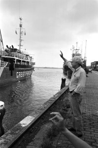 Vertrek van het actieschip Greenpeace uit Amsterdam uitgezwaaid door Greenpea, Bestanddeelnr 933-4002