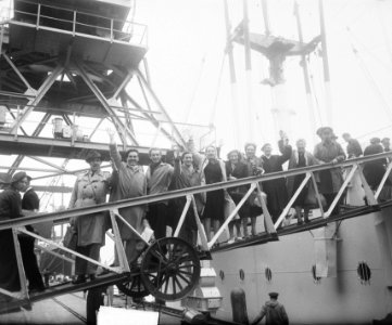 Vertrek van het schip Groote Beer met militairen in gezelschap Bombe, Bestanddeelnr 903-3095