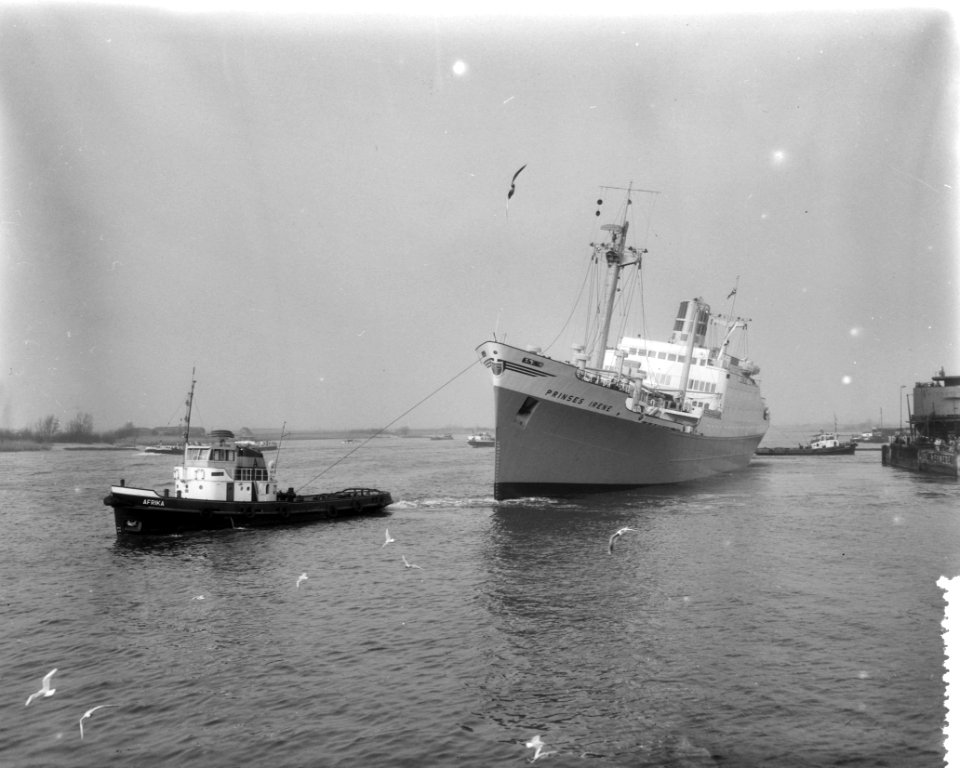 Vertrek van de Prinses Irene van de werf te Hardinxveld naar Rotterdam, Bestanddeelnr 910-2223