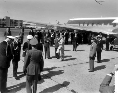 Vertrek van de Sjah van Perzië van Schiphol v.l.n.r. prins Bernhard, Sjah Moha…, Bestanddeelnr 910-3896
