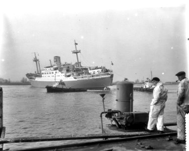 Vertrek van de Prinses Irene van de werf te Hardinxveld naar Rotterdam, Bestanddeelnr 910-2221