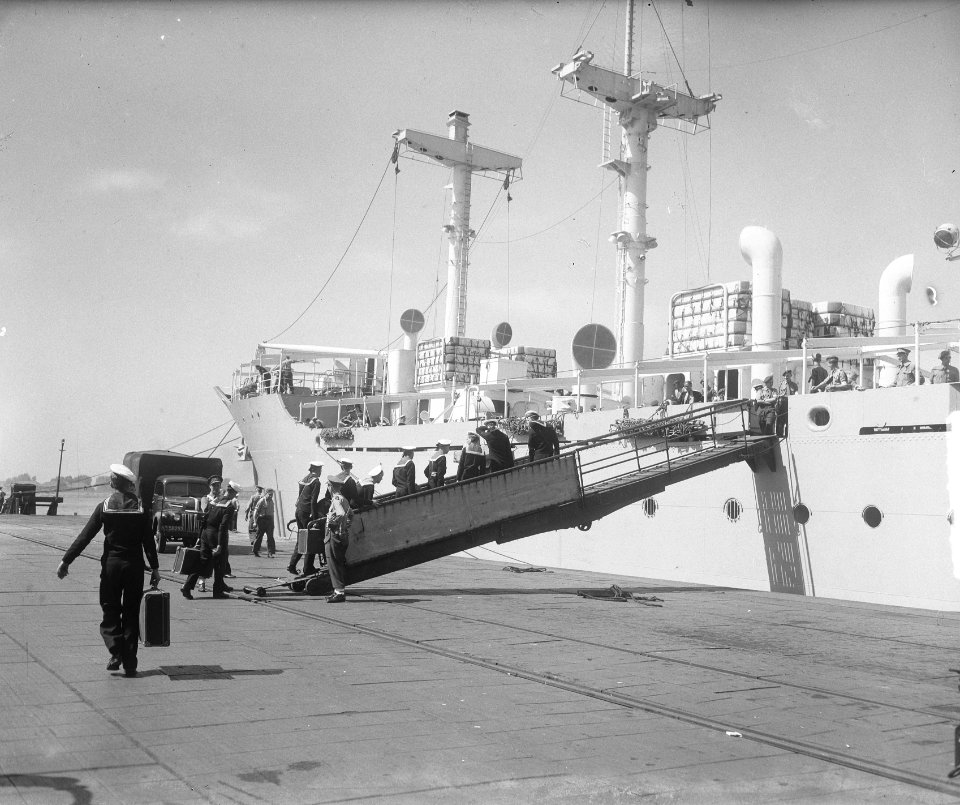 Vertrek van de ss. Waterman naar Indonesië. Matrozen gaan aan boord, Bestanddeelnr 903-4889