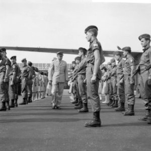 Vertrek van de Israelische vierdaagse lopers, inspectie van de Israliers, Bestanddeelnr 911-4759