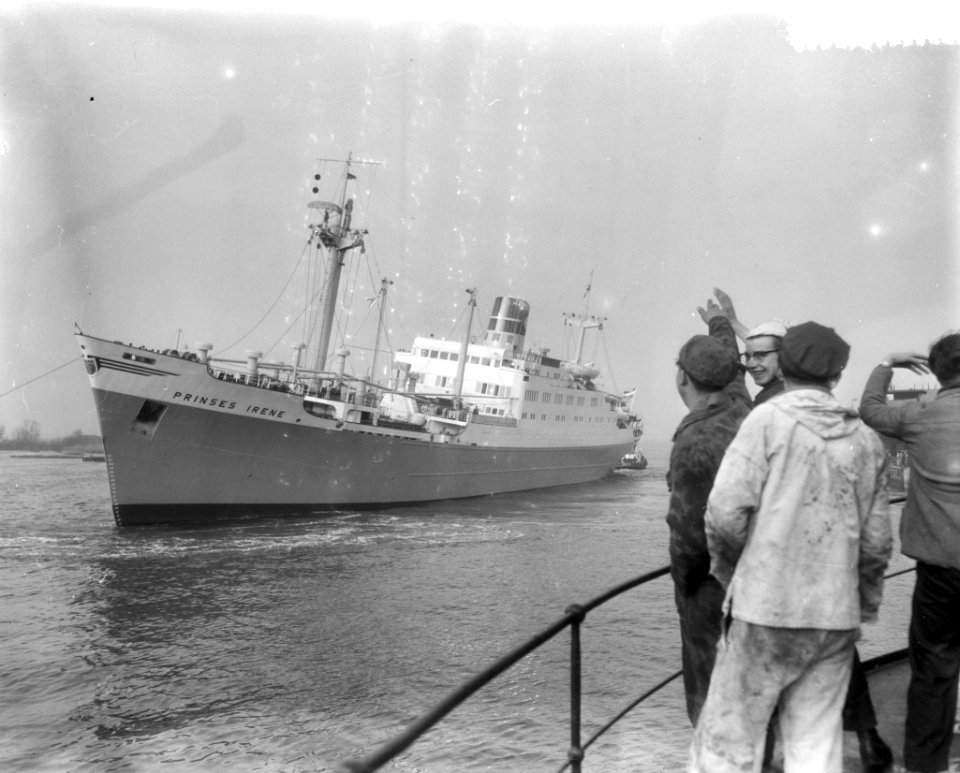 Vertrek van de Prinses Irene van de werf te Hardinxveld naar Rotterdam, Bestanddeelnr 910-2224