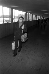Vertrek van dames- en herenschaatsploeg vanaf Schiphol naar Olympische Winterspe, Bestanddeelnr 925-3375