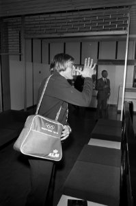 Vertrek van dames- en herenschaatsploeg vanaf Schiphol naar Olympische Winterspe, Bestanddeelnr 925-3371
