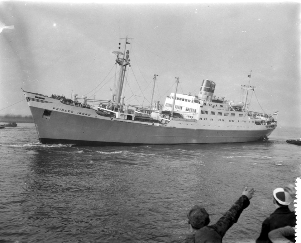 Vertrek van de Prinses Irene van de werf te Hardinxveld naar Rotterdam, Bestanddeelnr 910-2222