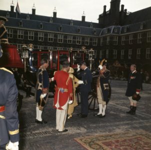 Vertrek van de prinsessen Margriet en Christina uit de Ridderzaal, Bestanddeelnr 254-8177