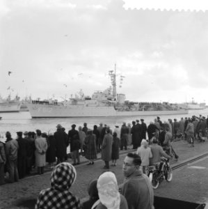 Vertrek van Hr Ms Fregat Kortenaer uit Den Helder naar Nieuw Guinea, Bestanddeelnr 910-9189