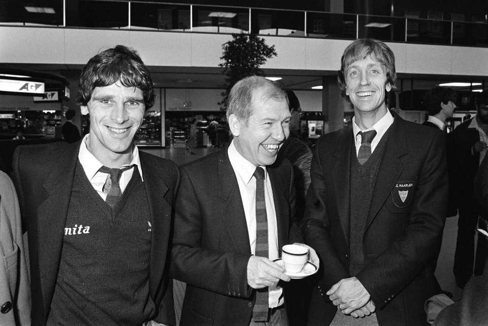 Vertrek van FC Haarlem van Schiphol naar Moskou, voor het UEFA Cup duel tegen Sp, Bestanddeelnr 932-3678