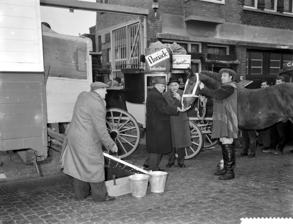 Vertrek van de Floriadepostkoets in Den Haag, de heer J Kleiboer geeft het paar, Bestanddeelnr 911-1084