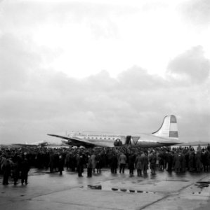 Vertrek van een Nederlandse delegatie met de Skymaster (DC-4, 313) van de Nederl, Bestanddeelnr 255-9409
