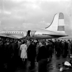 Vertrek van een Nederlandse delegatie met de Skymaster (DC-4, 313) van de Nederl, Bestanddeelnr 255-9403