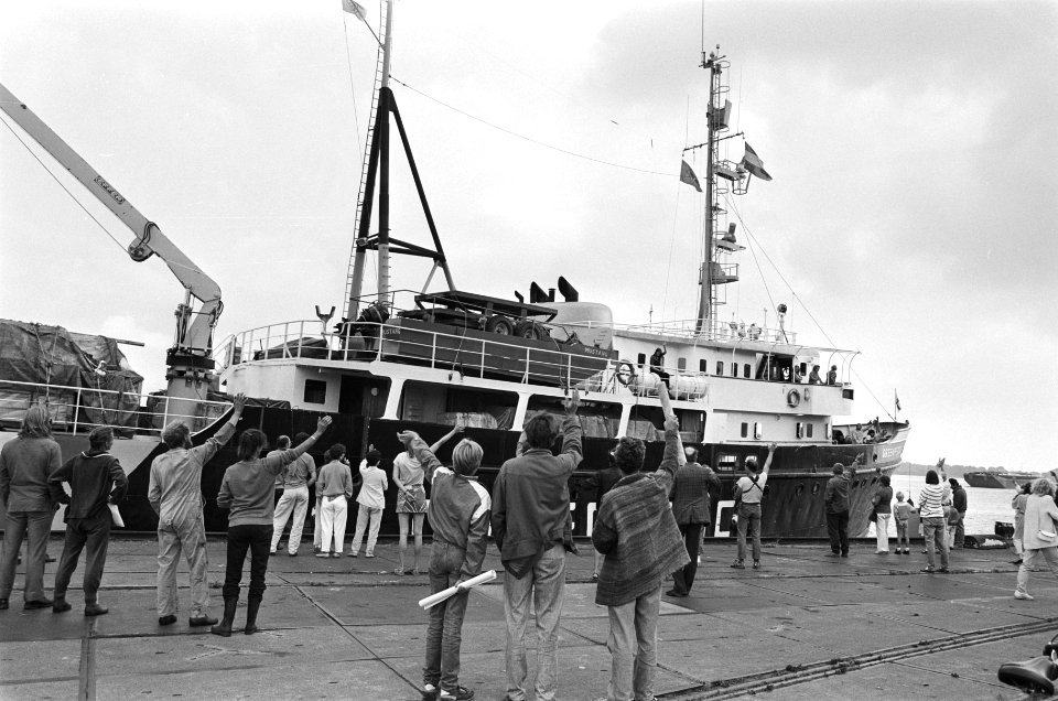 Vertrek van het actieschip Greenpeace uit Amsterdam uitzwaaien, Bestanddeelnr 933-4003
