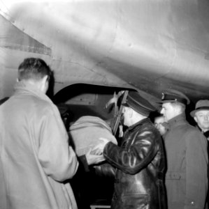 Vertrek van een Nederlandse delegatie met de Skymaster (DC-4, 313) van de Nederl, Bestanddeelnr 255-9410