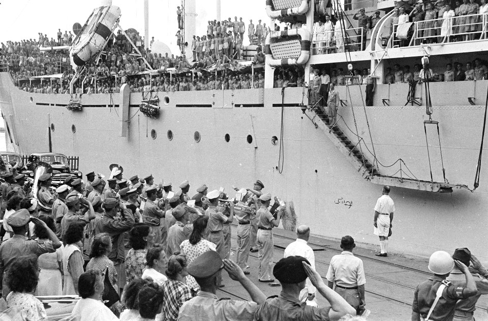 Vertrek van een troepentransportschip uit Tandjong Priok. Stafmuziek KNIL speelt, Bestanddeelnr 6751
