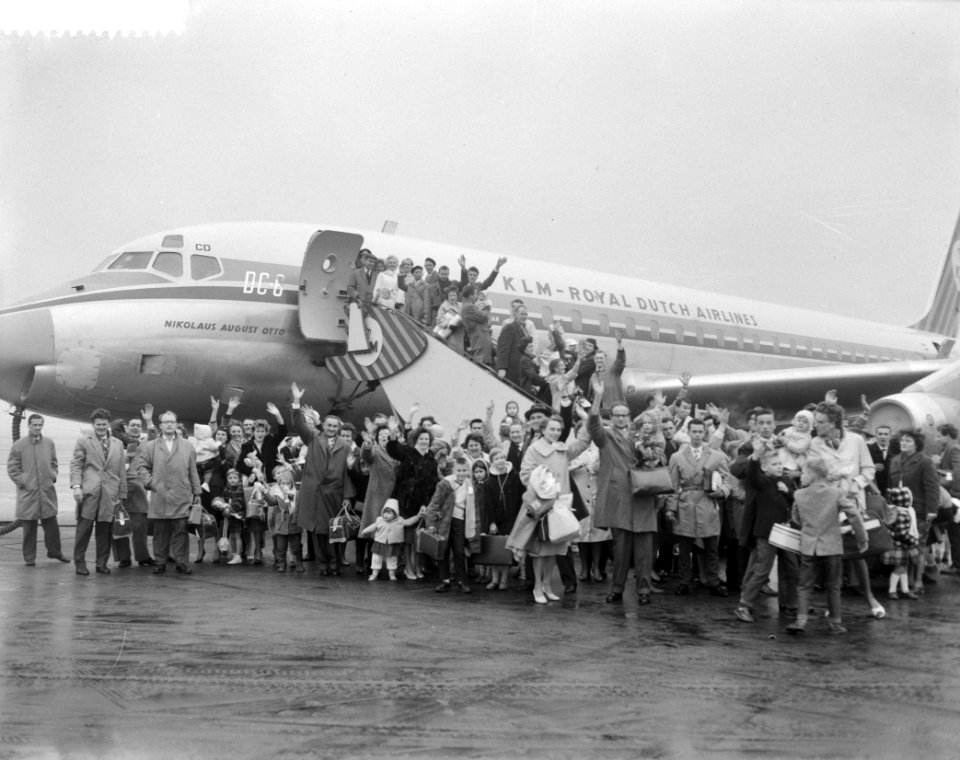 Vertrek van emigranten naar Australie, de groep voor het vliegtuig, Bestanddeelnr 911-9177