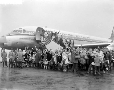 Vertrek van emigranten naar Australie, de groep voor het vliegtuig, Bestanddeelnr 911-9177
