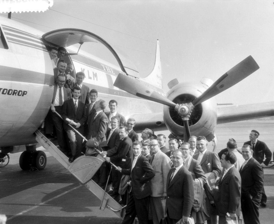 Vertrek van het Nederlands elftal van Schiphol naar Turkije, het elftal op de vl, Bestanddeelnr 910-3556