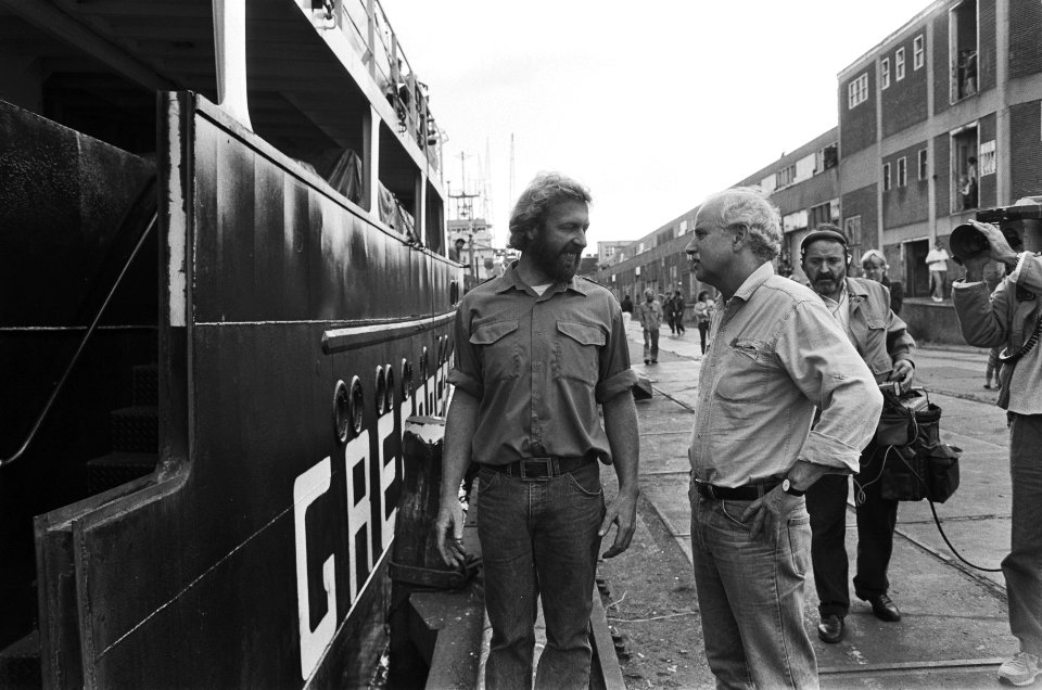 Vertrek van het actieschip Greenpeace uit Amsterdam David Mc Taggart met de k, Bestanddeelnr 933-4004