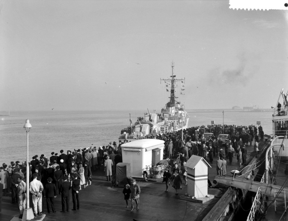 Vertrek van Hr Ms fregat Evertsen uit Den Helder naar Nieuw Guinea , nagewui, Bestanddeelnr 912-1016