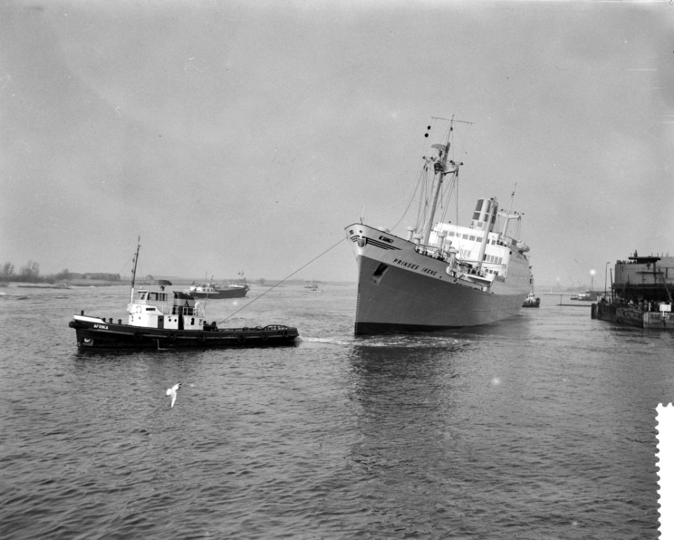 Vertrek van de Prinses Irene van de werf naar Rotterdam, Bestanddeelnr 910-2284