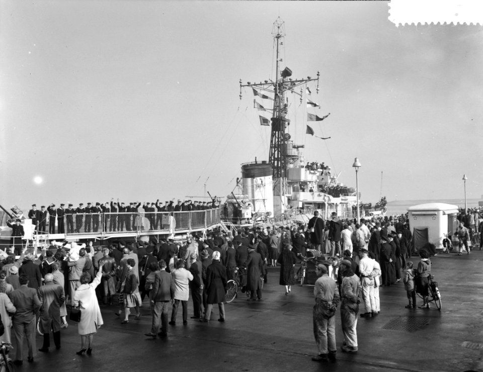 Vertrek van Hr Ms fregat Evertsen uit Den Helder naar Nieuw Guinea , nagewui, Bestanddeelnr 912-1019