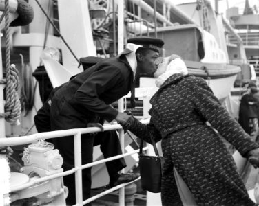 Vertrek van Hr Ms Opnemingsvaartuig Snellius naar Nieuw Guinea , afscheid ne, Bestanddeelnr 910-7949