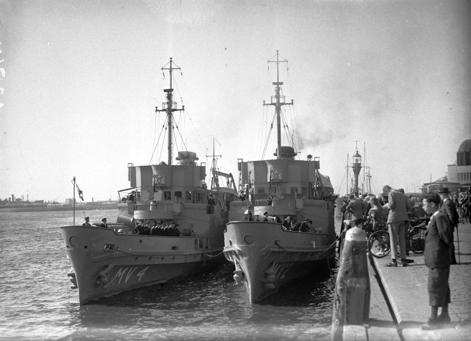 Vertrek van Hr. Ms. Pieter Florisz (r) en Hr. Ms. Abraham van der Hulst (l) naa…, Bestanddeelnr 902-3564
