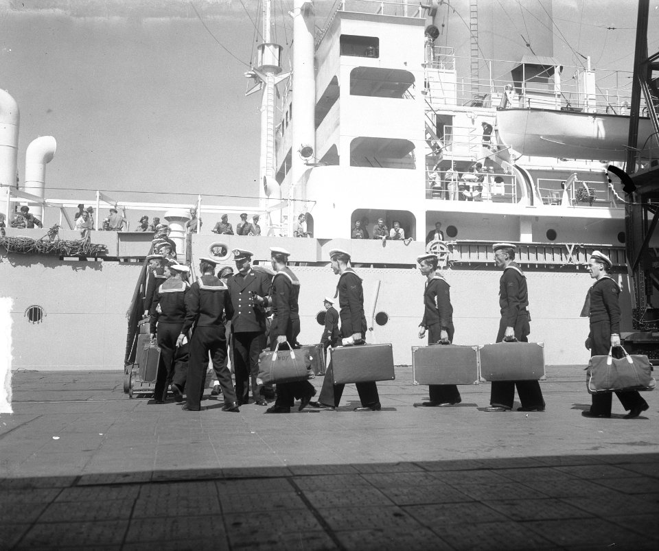 Vertrek van de ss. Waterman naar Indonesië. Matrozen gaan aan boord, Bestanddeelnr 903-4890