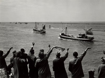 Vertrek van de vissersvloot uit de haven, uitgezwaaid door familie en vrienden, om de jacht op de nieuwe haring te openen. Aangekocht in 1977 van fotograaf C. de Boer. Identificatienummer 54, NL-HlmNHA 1478 25900 K 38