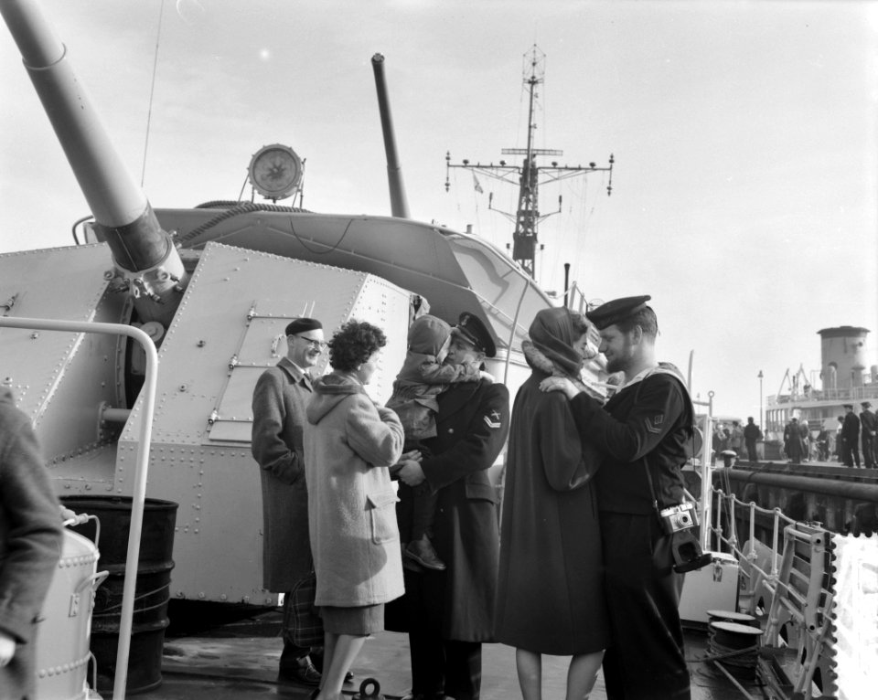 Vertrek van Hr Ms fregat Evertsen uit Den Helder naar Nieuw Guinea , afschei, Bestanddeelnr 912-1013