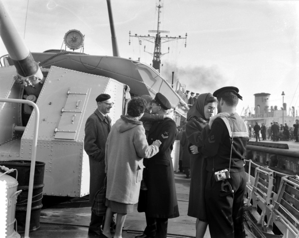 Vertrek van Hr Ms fregat Evertsen uit Den Helder naar Nieuw Guinea , afschei, Bestanddeelnr 912-1014