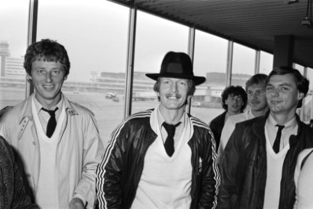 Vertrek van AZ'67 van Schiphol voor de Europa Cup II wedstrijd tegen Inter Milan, Bestanddeelnr 932-3832