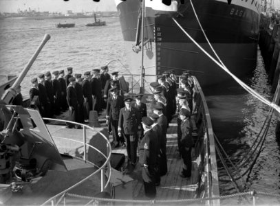 Vertrek van Hr. Ms. Pieter Florisz en Hr. Ms. Abraham van der Hulst (l) naar In…, Bestanddeelnr 902-3567