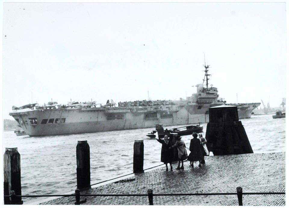 Vertrek van het vliegdekschip Karel Doorman, NL-HlmNHA 5400464267